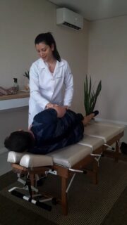 Você sabia que a quiropraxia pode ser uma grande aliada contra as dores crônicas?
Com ajustes precisos, ela libera tensões, melhora a mobilidade e ajuda seu corpo a funcionar melhor.
Menos dor, mais qualidade de vida!

Agende sua avaliação e descubra como cuidar da sua coluna pode transformar sua rotina.